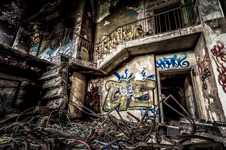 Abandoned industrial building in Germany, cropped as a 3:2 featured image for an urbex route planning guide