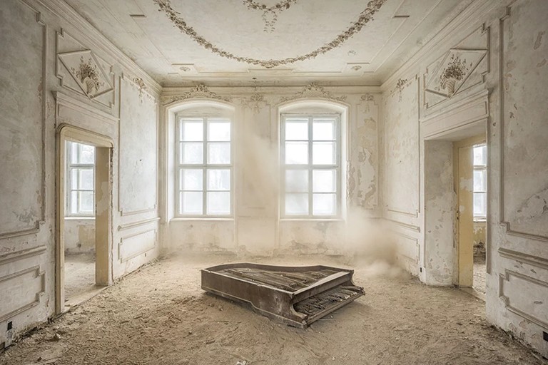 Abandoned room with piano used as a consistent 3:2 urbex blog image