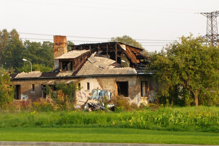 Is urban exploration legal: abandoned building planning guide
