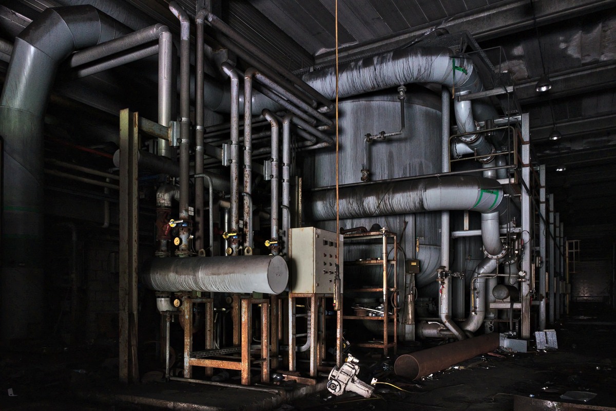 Abandoned industrial machinery photographed for an urbex photography tips guide